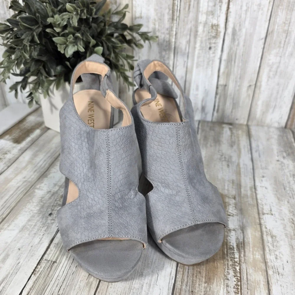 Nine West McCollum Wedge Sandal Blue Gray Faux Suede Peep Platform Slingback 8.5